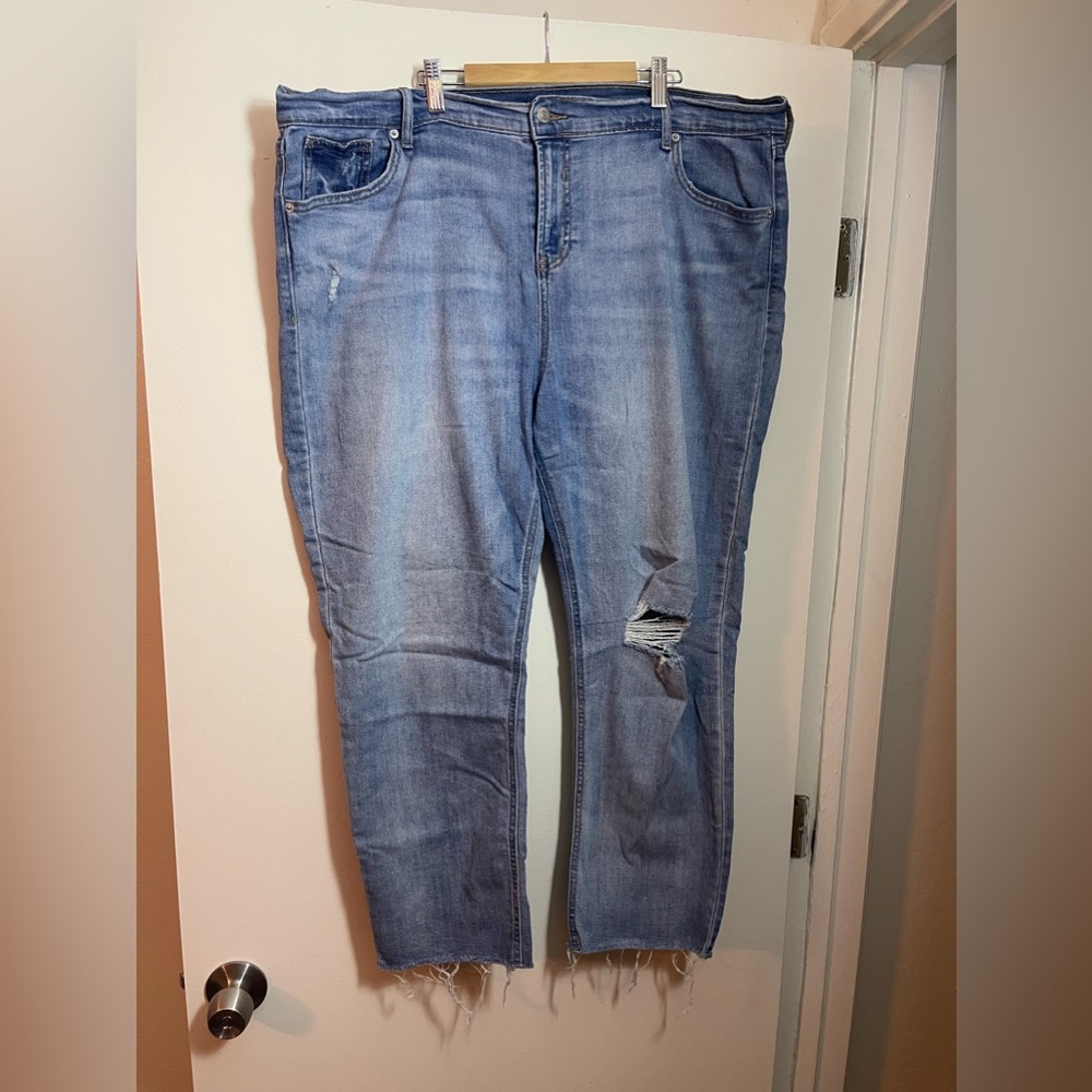 Light-Washed Ripped Jeans 👖